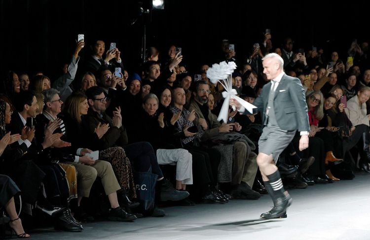 À qui le créateur Thom Browne offre-t-il des fleurs à la fin de ses défilés ?