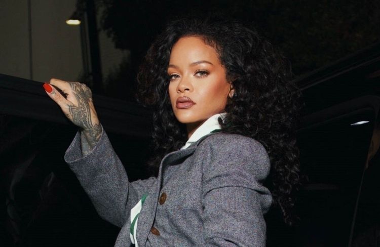 Chignon et lèvres rouges : Rihanna adopte un look de fêtes des plus glamours