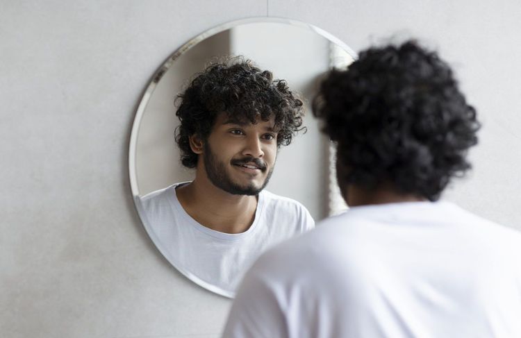 Cette tendance dangereuse qui pousse les hommes à se couper les cils