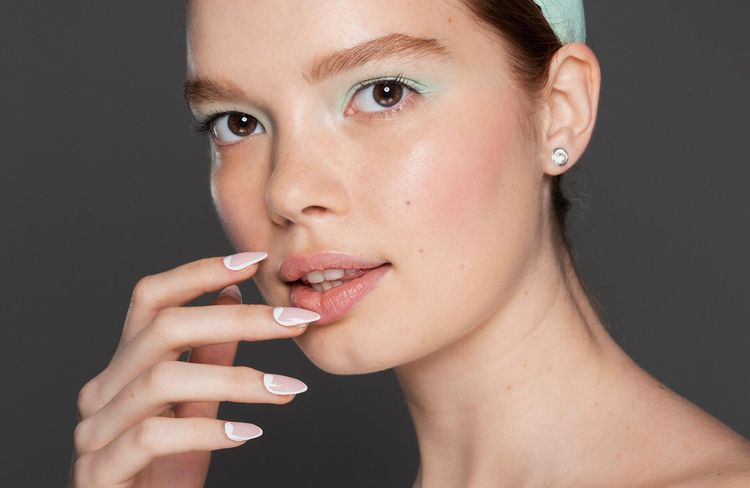 « Coconut latte nails » : la manucure blanc lacté qui détrône le blanc classique cet été