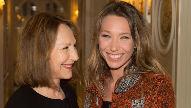 "For Nathalie, with love and light" : Laura Smet s’apprête à sortir une chanson en hommage à sa mère Nathalie Baye avec The Penelopes !
