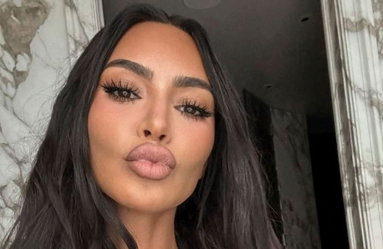 Transformée, Kim Kardashian adopte une frange longue et rétro