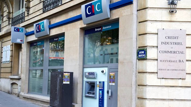 Vous êtes client du CIC ? Découvrez les frais à payer pour utiliser votre carte bancaire à l'étranger