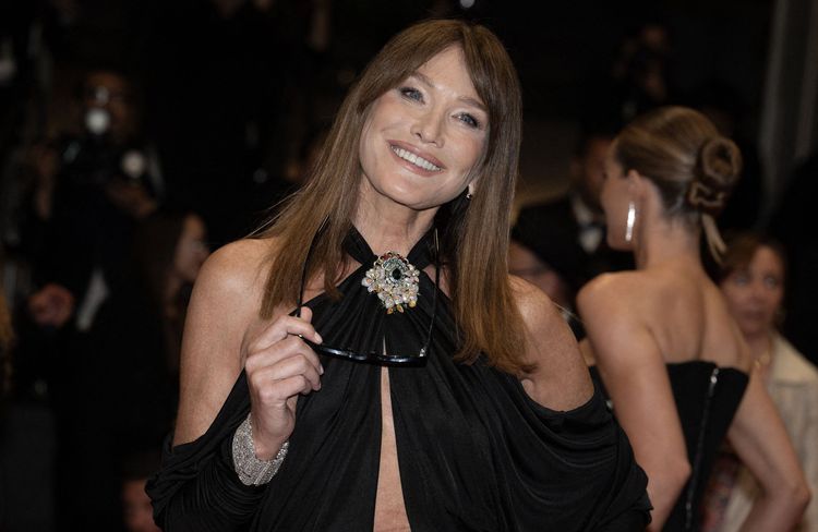 Carla Bruni nous révèle son baume préféré pour des lèvres repulpées après 50 ans