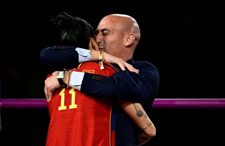 Baiser forcé : l’ex-patron du football espagnol Luis Rubiales condamné à une lourde amende plutôt qu’à de la prison