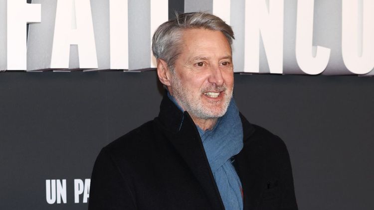 "Elle m'a montré sa chatte" : Antoine de Caunes fait une confidence osée sur Valérie Lemercier
