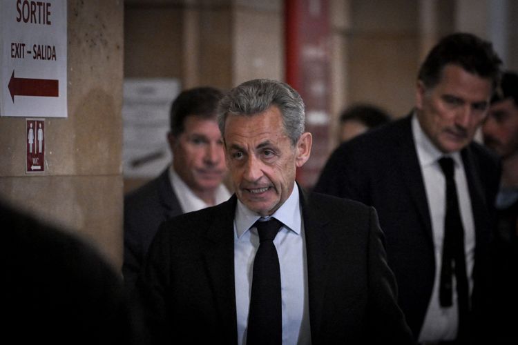 "JE T'ÉCRASE !", Nicolas Sarkozy ivre dans une séquence en conférence de presse ?