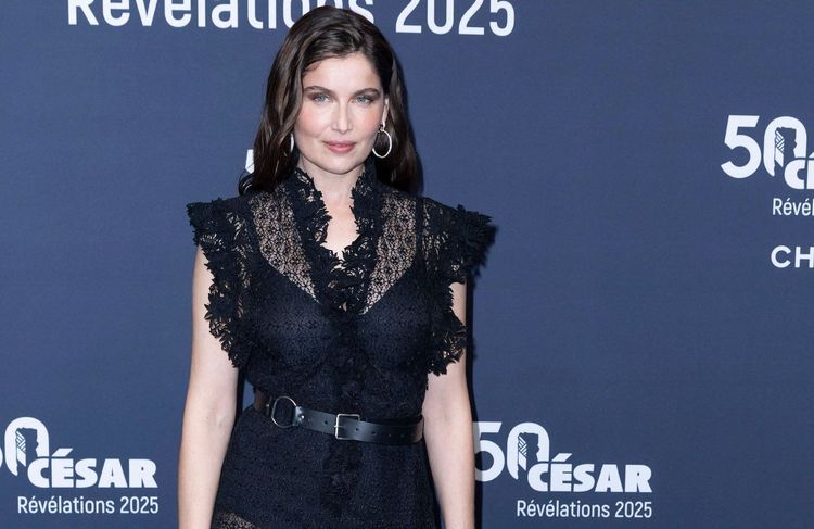 Pour la Saint-Valentin, on adopte la tendance de la lingerie apparente comme Laetitia Casta et Carla Bruni
