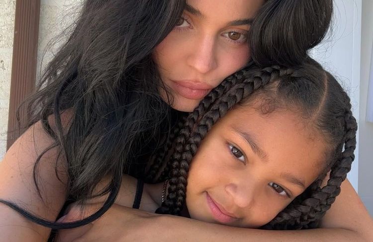 Kylie Jenner : sa vidéo de maquillage mère‑fille avec Stormi, 7 ans, affole les réseaux et fait débat