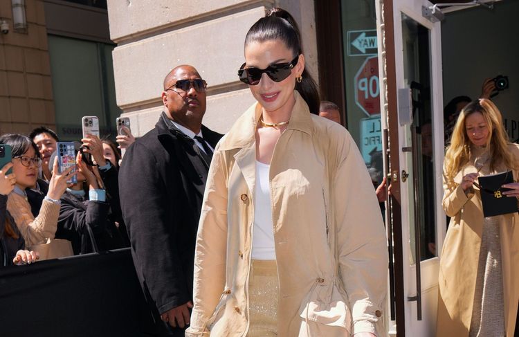Anne Hathaway prouve que le jean déchiré peut être très élégant