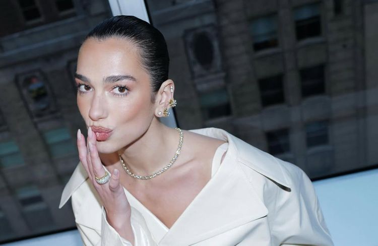 « Avant, j'étais du genre à m'endormir maquillée » : Dua Lipa lance sa ligne de soin et dévoile les secrets de son teint parfait