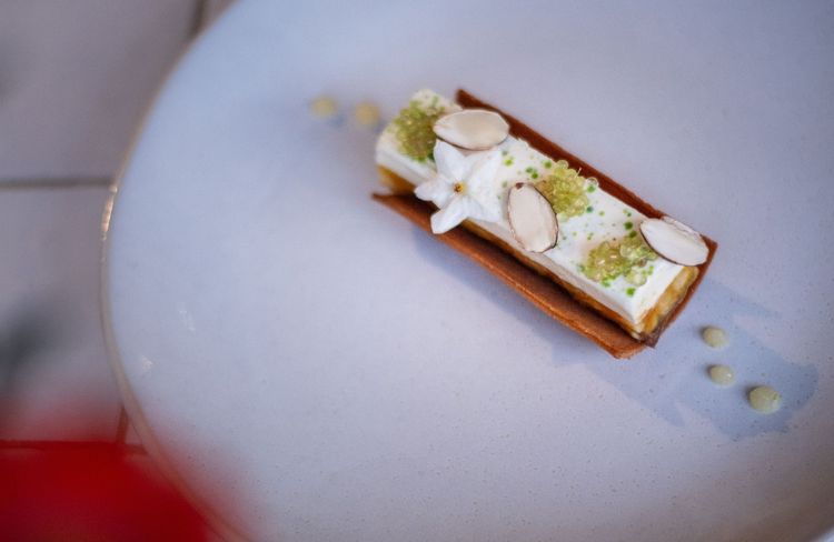 La recette de panna cotta d'automne au pomelo, farine de châtaigne et amandes corses d'un chef pâtissier