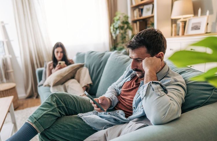 Syndrome des colocataires : comment reconnaître (et sauver) un couple qui s’éloigne ?