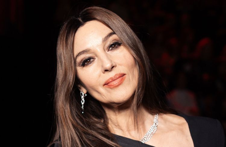 À 60 ans, Monica Bellucci reste fidèle à une fragrance iconique de la parfumerie française
