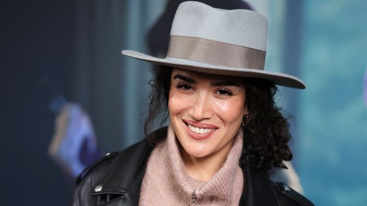 Sabrina Ouazani s'effondre après une perte déchirante, voici ses révélations bouleversantes sur son deuil : « Il est souvent là avec moi »