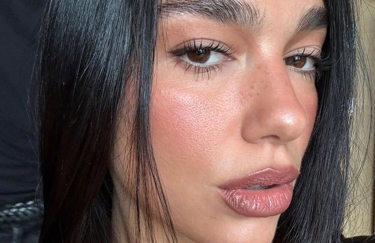 Pourquoi Dua Lipa est l’icône beauté des trentenaires