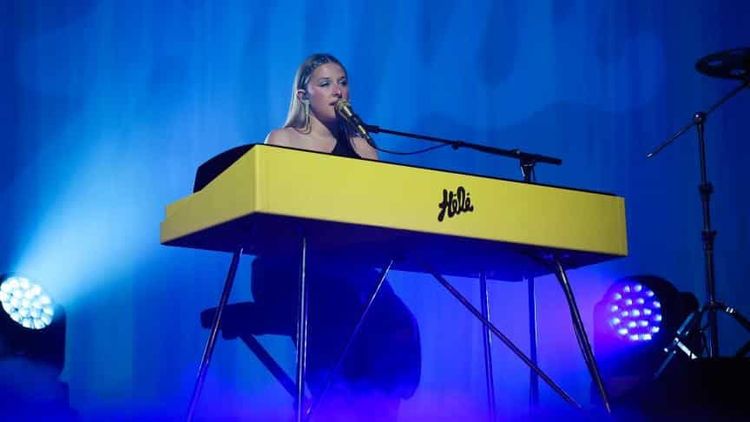 “Vous me soulez” : Héléna recadre ses fans en plein concert !