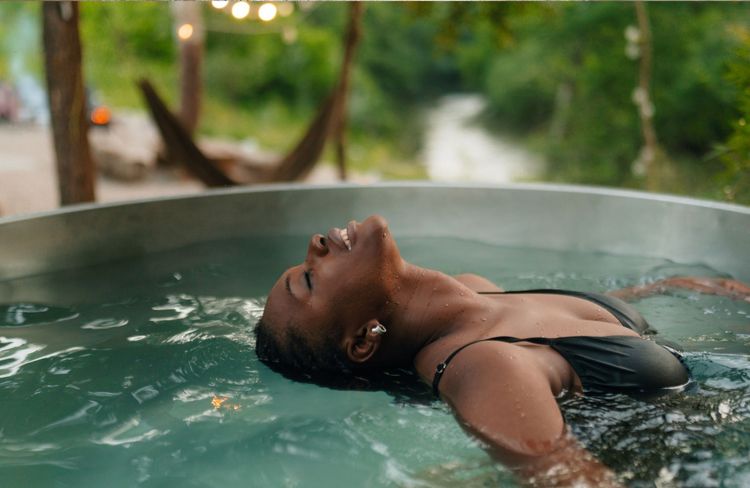 La cold therapy : pourquoi tout le monde s’immerge dans des bains glacés ?