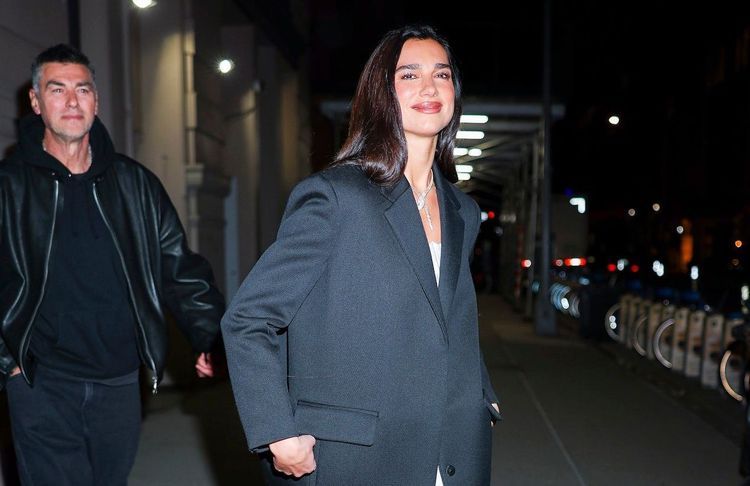 Dua Lipa le confirme : les escarpins blancs sont la clé d’un look stylé ce printemps