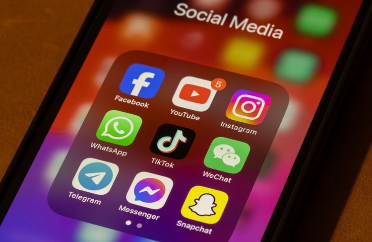 Tuto maquillage, pancartes, typos… Ces astuces sur les réseaux pour contourner les algos et faire passer des messages politiques
