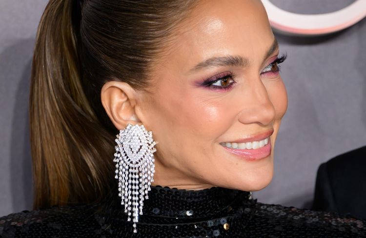 Qu'est-ce que la « partless ponytail », cette coiffure estivale qui divise les internautes cette année ?
