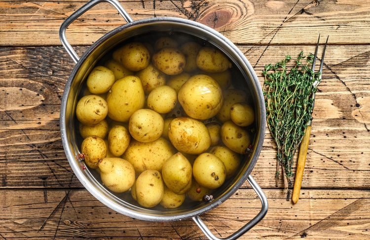 Cette astuce testée et approuvée par Juan Arbelaez pour peler les pommes de terre plus rapidement