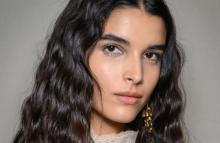 Le secret d’un regard sculpté ? Cette technique facile avec seulement deux produits