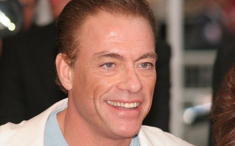 Jean-Claude Van Damme : "Je suis en calbut !" surpris en sous-vêtements dans Quotidien