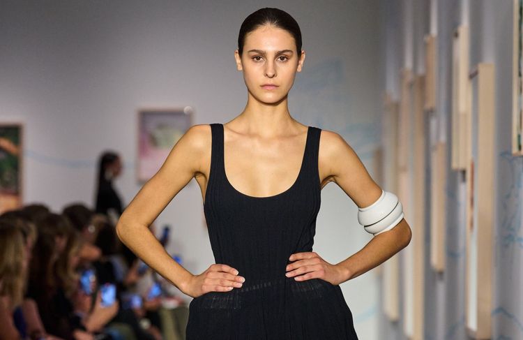 À la Fashion Week de New York, cette coupe chic et flatteuse signe son grand retour