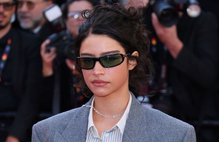Ces lunettes de soleil au design épuré sont en train de conquérir toutes les célébrités