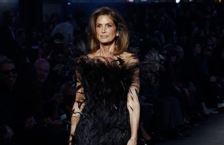 À 60 ans, Cindy Crawford signe un retour remarqué sur le podium Gucci