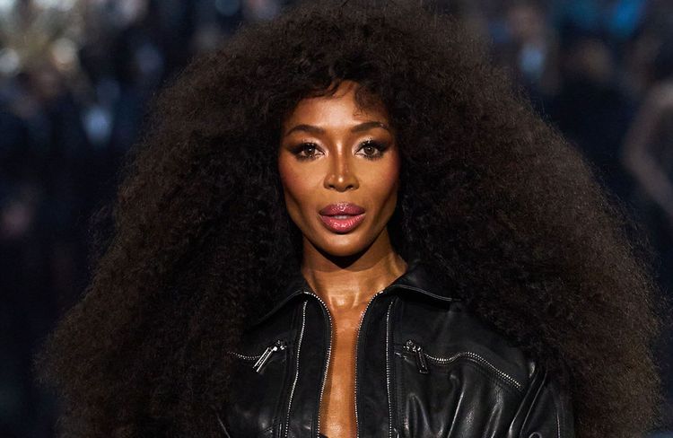 Éblouissante, Naomi Campbell dévoile sa chevelure au volume sans pareil