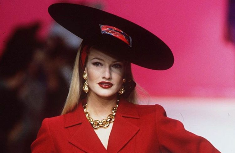 Supermodel adulée des années 90, puis disparue des radars : que devient Karen Mulder ?
