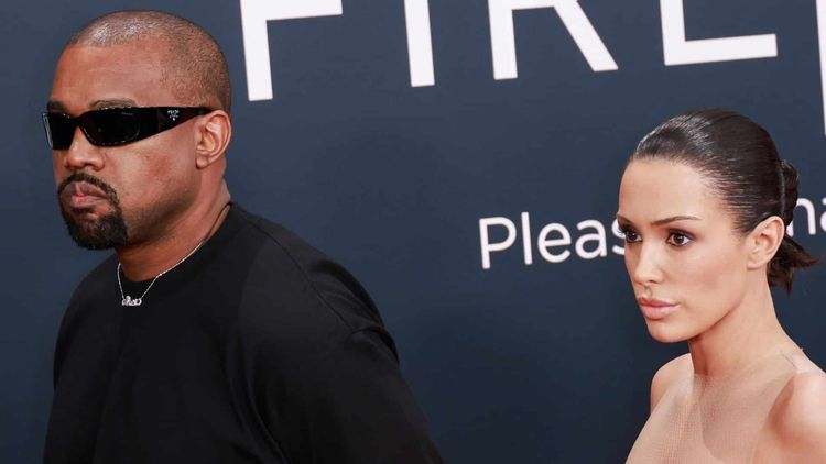 Bianca Censori entièrement nue aux Grammy Awards : voici ce que la femme de Kanye West voulait réellement porter