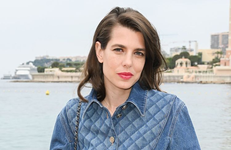 Radieuse, Charlotte Casiraghi confirme le pouvoir de son maquillage signature