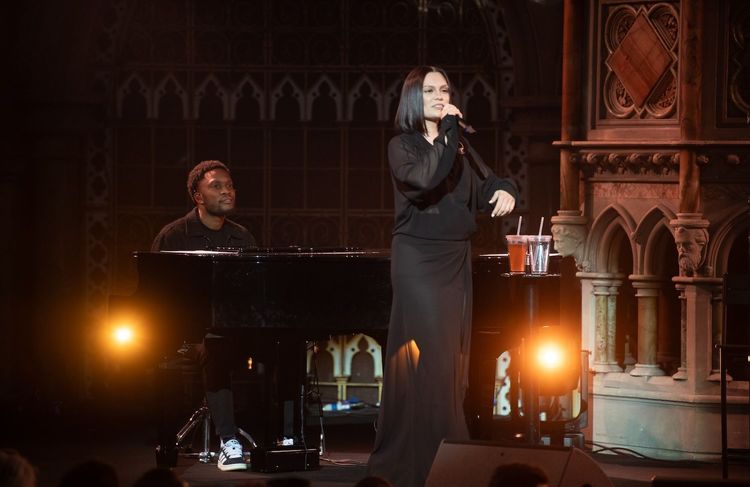 Jessie J annonce annuler certaines dates de sa tournée en raison de sa santé