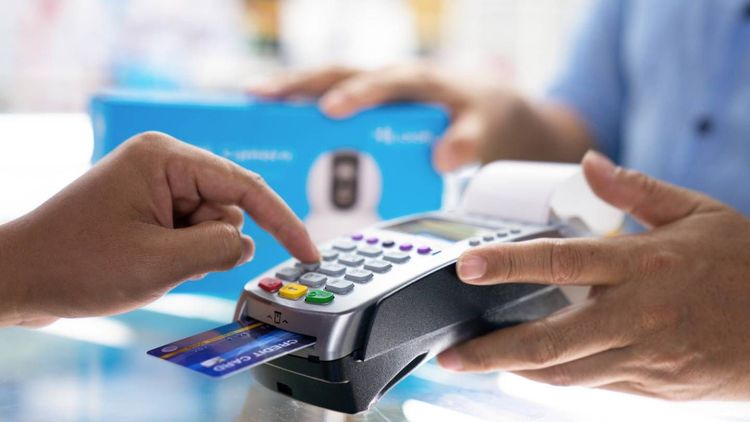 Compte pro : personnaliser son code de carte bancaire, combien ça coûte ?
