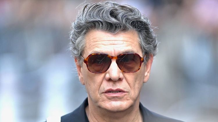 "Petite, mais confortable" : Marc Lavoine a quitté Paris pour vivre dans cette maison dans un "village charmant"
