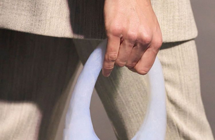 ELLE Debriefe - Fashion Week Jour 7 : un sac immatériel ? Le dernier coup de génie de Coperni