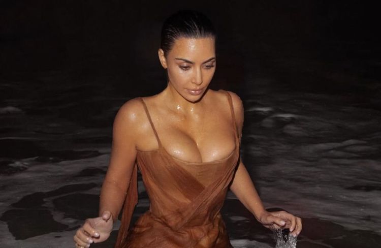 À Rio, Kim Kardashian se jette à l’eau… dans une robe archive McQueen
