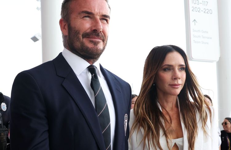 À 52 ans, Victoria Beckham adopte le balayage blond qui illumine le visage sans tout transformer