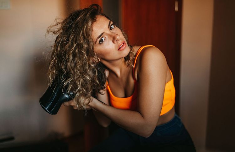 Voici pourquoi il est préférable de se sécher les cheveux la tête en bas