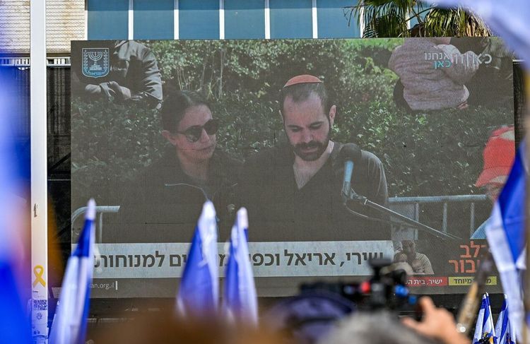 L'ex-otage Yarden Bibas demande pardon à sa femme et ses enfants, enterrés en Israël, dans un poignant hommage