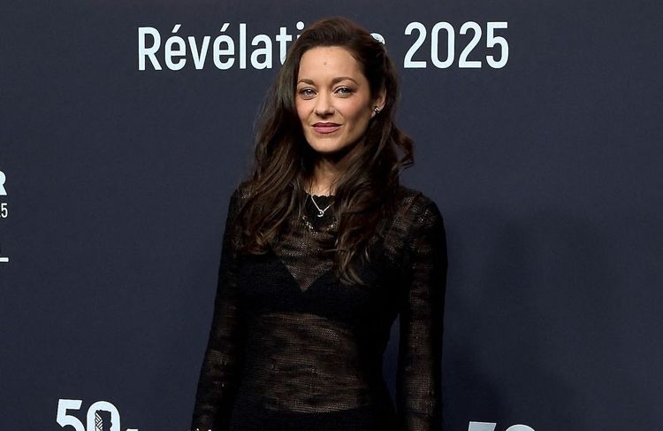 Marion Cotillard fait sensation dans une robe en maille transparente au dîner des révélations des César