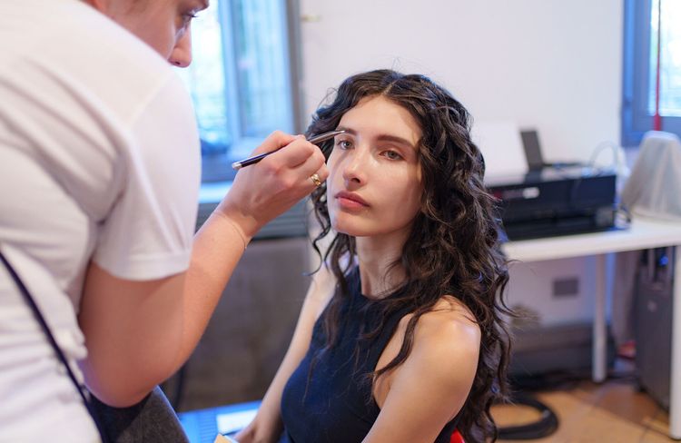 Regard lifté en 10 secondes : l’astuce que les make-up artists adorent