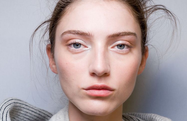 L’air du bureau abîme-t-il vraiment la peau et les cheveux ?