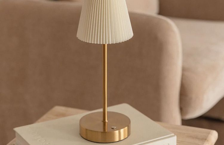Comment transformer une lampe classique en lampe sans fil grâce à cette astuce ?