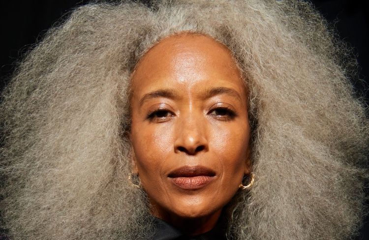 Cheveux gris : leur apparition pourrait jouer un rôle clé face au cancer, selon une étude