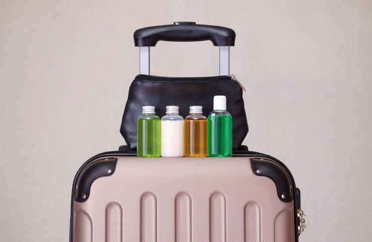 Règle des 100 mL : comment emporter ses indispensables beauté en avion sans stress