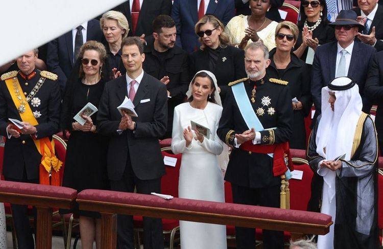 Letizia d’Espagne, Charlène de Monaco… pourquoi portaient-elles du blanc à la messe d’inauguration du pape ?
